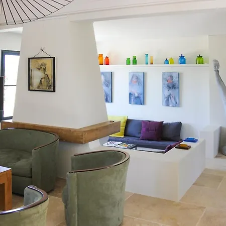 Les Portes-en-re Sleeps 14 With Pool *