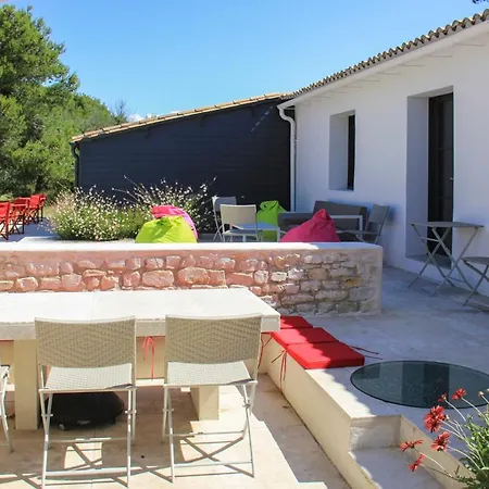 ヴィラ Les Portes-en-re Sleeps 14 With Pool *