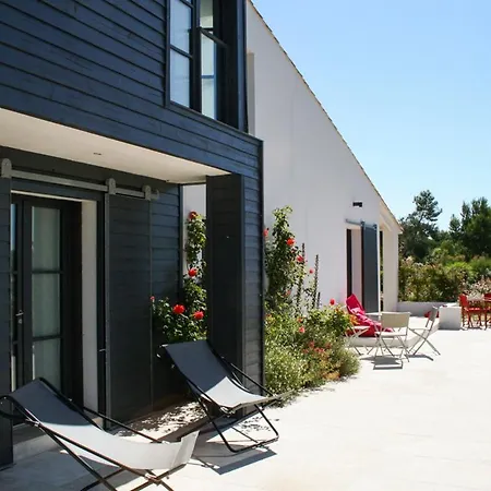 Les Portes-en-re Sleeps 14 With Pool