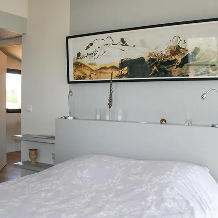 Les Portes-en-re Sleeps 14 With Pool