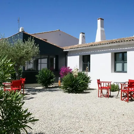 Les Portes-en-re Sleeps 14 With Pool ヴィラ *