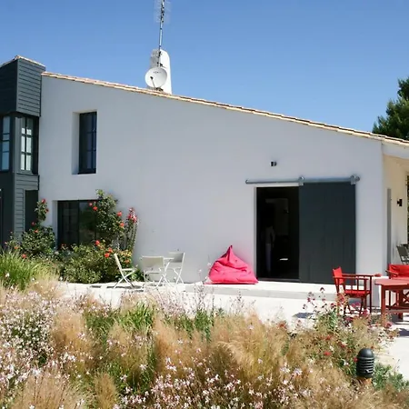 Les Portes-en-re Sleeps 14 With Pool