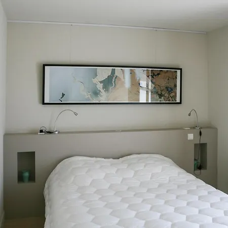 Les Portes-en-re Sleeps 14 With Pool