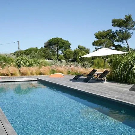 Les Portes-en-re Sleeps 14 With Pool ヴィラ